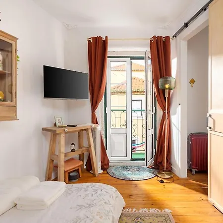 Romantic Alfama Balcony - 10 Minutes From Terreiro Do Paco Apartment Lissabon